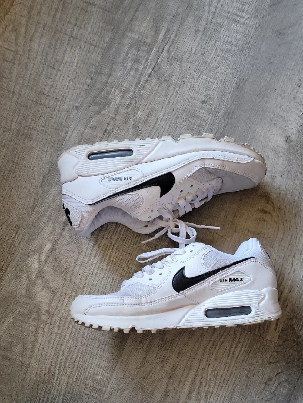 Women's 8.5 Nike White and Black Air Max Sneakers